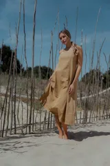 Vestido midi de denim color celeste, con escote recto, breteles finos y corte evasé amplio.