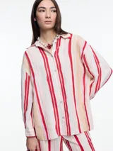 Camisa de lino y viscosa a rayas verticales rojas, rosas y amarillas.
