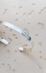 Pulsera rígida abierta de plata 925 con textura martillada.