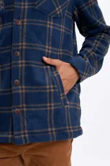 Sobrecamisa de polar a cuadros en tonos azul marino y marrón, con interior forrado en corderito, cierre frontal de botones, cuello clásico y bolsillos frontales en el pecho.