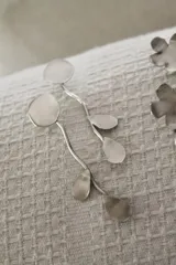 Aros colgantes plateados con forma de rama con hojas y círculos.