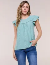 Blusa color verde menta confeccionada en tejido broderie, con escote redondo, mangas cortas con volados y frunces en el frente.