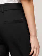 Pantalón chino negro de corte slim y pierna recta, con raya marcada en la parte delantera y trasera, cierre oculto de cremallera, dos bolsillos laterales y dos bolsillos traseros de ojal.