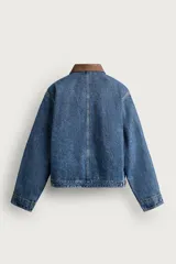 Cazadora relaxed fit de denim de algodón con interior ligeramente acolchado, cuello de pana marrón a contraste, bolsillos de plastrón en el pecho y cierre frontal con botones. Incluye un parche con gráficos Fruit of the Loom en el pecho.