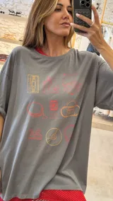Remera gris de algodón con estampado de elementos musicales en color naranja.