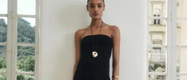 Top strapless de punto fino, con diseño recto y corte largo hasta la cadera.