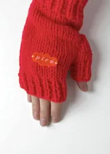 Mitones tejidos a mano con lana poliéster color rojo y detalles en acrílico.