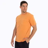 Remera de manga corta color naranja, con cuello redondo y bolsillo abierto en el pecho.