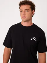 Remera blanca Rusty modelo T-Shirt Kyle S27, de corte holgado, manga corta y cuello redondo. Con gran estampado negro en la espalda correspondiente al logo de la marca.