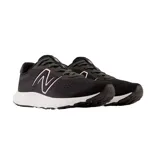 Championes New Balance 520v8 para mujer, color negro con detalles en verde oscuro y logo en rosa claro.