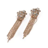 Aros colgantes dorados con apliques de strass y flecos de cadenas finas.