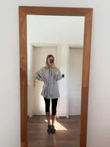 Camisa oversize de mangas largas con estampado de rayas verticales azules y blancas.