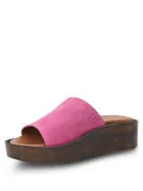 Sandalia tipo slide con capellada de gamuza en color fucsia, con plataforma de poliuretano efecto madera y plantilla de cuero marrón.