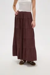 Falda larga de corte amplio con diseño de frunces horizontales y caída fluida.