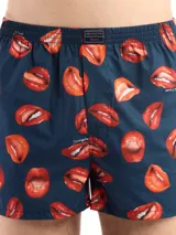 Bóxer Kevingston de algodón blanco con estampado integral de labios rojos. Cuenta con cintura elastizada y etiqueta de la marca en el frente.