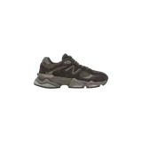 Championes New Balance modelo 9060, de diseño chunky y moderno, en tono marrón con detalles en gris y suela esculpida.