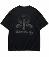 Remera negra de corte oversize con estampado frontal minimalista y gran diseño de cobra en la espalda.