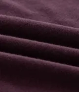 Remera de manga corta y cuello redondo, confeccionada en algodón. Presenta un diseño minimalista con un pequeño estampado de lettering en el pecho.