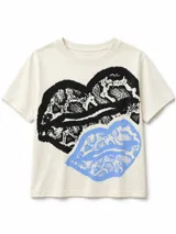 Remera color off-white con cuello redondo y manga corta, de corte clásico. Cuenta con un diseño gráfico central que incluye un cuadrado rojo, la palabra "Cherry" en tipografía cursiva roja, un dibujo de cerezas atadas con un lazo celeste y la frase "Ma chérie" en la parte inferior.