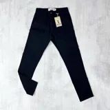 Pantalón de vestir negro de gabardina, corte slim fit.