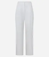 Pantalón pantalona de corte sastrero color blanco, con trabillas en la cintura y pliegues delanteros.