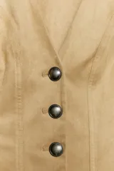 Chaleco de tejido efecto ante color marrón, con escote en pico, manga sisa y cierre frontal con botones metálicos.