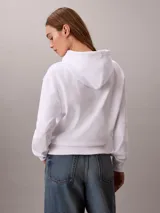 Buzo con capucha Calvin Klein, color blanco, de corte clásico con puños y dobladillo en punto canalé. Presenta cordones ajustables en la capucha y un pequeño logotipo bordado en el pecho.
