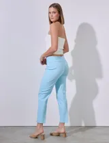 Pantalón color beige de gabardina elastizada, marca Zac & Rachel. Corte recto, pretina ancha pespunteada y largo al tobillo.