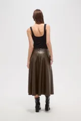 Falda midi de corte acampanado confeccionada en eco-cuero negro, con diseño de paneles y cintura alta.