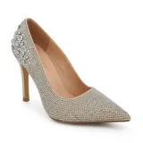 Zapato stiletto de tacón alto con punta fina, completamente cubierto de cristales brillantes. Presenta un diseño elegante con refuerzo de cristales de mayor tamaño en la parte posterior del talón.