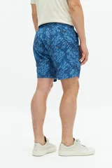 Short de baño de largo medio, con estampado de rayas verticales en tonos celeste y blanco. Posee cintura elástica con cordón de ajuste negro y forro interior amarillo.