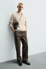 Pantalón chino de corte regular fit, confeccionado en tejido de algodón con estructura diagonal. Presenta bolsillos frontales, bolsillos traseros de vivo con botón y cierre frontal con cremallera y botón.