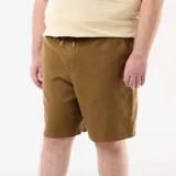 Bermuda lisa color marrón en tejido dobby, con bolsillos laterales y traseros, ideal para un look casual de verano.