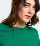 Remera básica de cuello redondo y manga corta, confeccionada en algodón suave y transpirable. Presenta un corte clásico y versátil, ideal para uso diario.