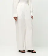 Pantalón de corte recto confeccionado en lino, con cintura elástica, trabillas para cinturón y bolsillos laterales. Incluye forro interno.