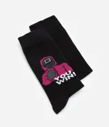 Par de medias de caña alta negras con puño elástico. Presentan un estampado de un personaje de la serie Round 6 y letras en los laterales.