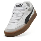 Championes Puma Park Lifestyle SK8, color blanco con detalles en negro y suela marrón.