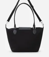 Bolso tipo shopper grande de poliéster color negro, con asas de hombro y solapa frontal con broche. Incluye correa transversal desmontable.