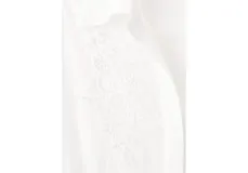 Camisa blanca de manga larga con detalles bordados calados en el frente y puños anchos.