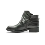 Bota corta de cuero negro con diseño de caña arrugada, detalle de hebilla lateral y apliques metálicos circulares. Cuenta con taco bajo cuadrado y punta redondeada.
