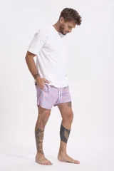 Short de baño celeste con estampado de flores rosas y cordón ajustable en la cintura.