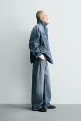 Jeans de denim de algodón, tiro medio, con corte barrel fit amplio en cadera y muslos que se estrecha hacia el tobillo. Presenta efecto lavado y cierre frontal con botones.