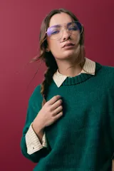 Sweater gris de alpaca y nylon, de corte oversize, con cuello redondo y mangas largas.