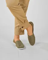 Alpargatas color verde oliva con suela blanca.