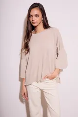 Sweater color beige de tejido de punto, con cuello redondo y mangas 3/4 con volados.