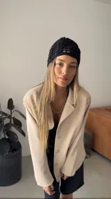 Casquete tejido a mano en crochet, color negro, con diseño de puntos abiertos.