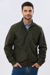 Campera liviana de nylon con cuello alto y cierre frontal completo. Cuenta con puños y cintura elastizados, y bolsillos laterales ribeteados.