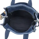 Bolso tipo tote de Marc Jacobs, modelo Mini Traveler, confeccionado en denim con diseño de patchwork en diferentes tonos de azul. Presenta el logo de la marca estampado en el frente, doble asa superior y correa de hombro ajustable y extraíble en color azul marino con detalles en cuero tostado.