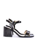 Sandalias de cuero negro con textura de cocodrilo, taco de 7 cm, tira ancha en la parte delantera y tira ajustable al tobillo con hebilla redonda.
