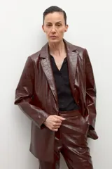 Blazer de eco cuero color chocolate con textura de cocodrilo, cuello alto y solapas.